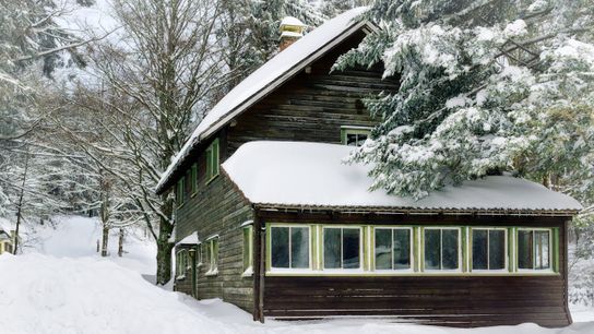 Winter-Ready Roofs: Wallace Roofing’s Dave Wallace Shares What Every Maine Homeowner Should Know Before the Snow Flies (featured)