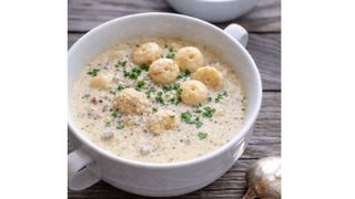 Why New England Clam Chowder Reigns Supreme in Maine — And How It Differs from Manhattan’s Version (featured)